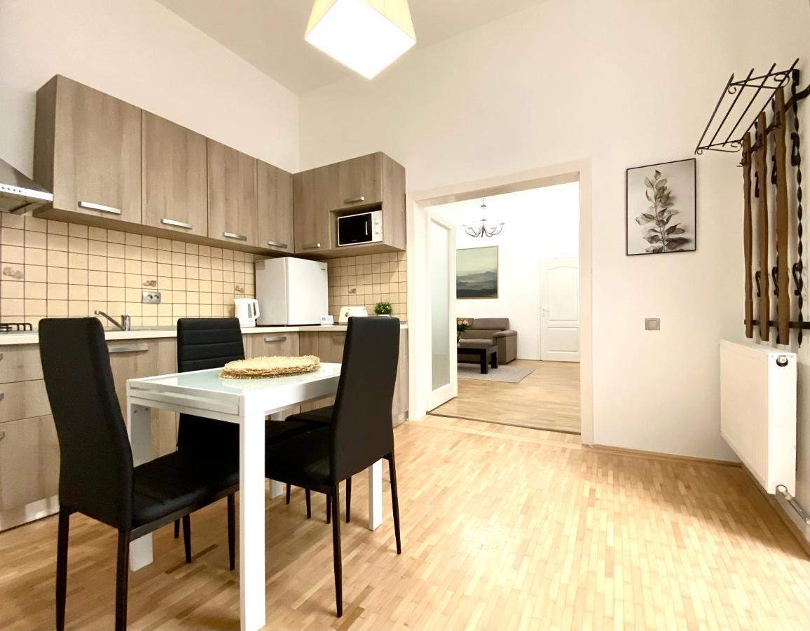 Republique Family Apartment Брашов Экстерьер фото